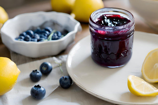 Bir ipucu limonlu ev yapımı yaban mersini reçeli