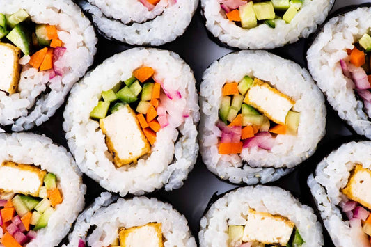 Vegan bir Japon muamelesinin tadını çıkarın - Vegan Katsu Curry ve Tofu Sushi Rolls