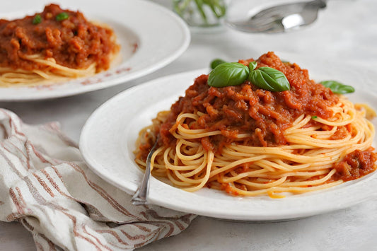 Ev yapımı domates soslu doyurucu spagetti bolognese